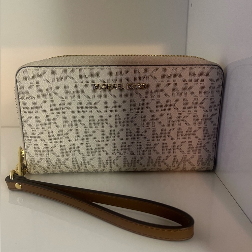 Michael Kors Jet Set Signature Logo Smartphone Wristlet